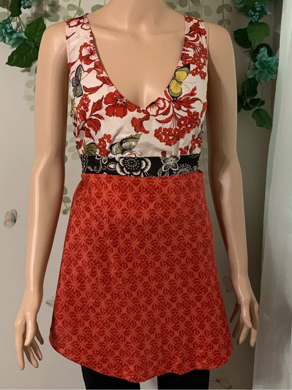 🌸 CAbi Silk Butterfly Red & White Floral Scoop Neck Top